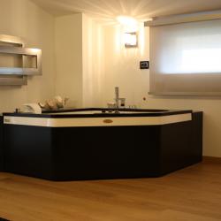 Vasca ad Idromassaggio Angolare Decorata in Pietra Design Moderno